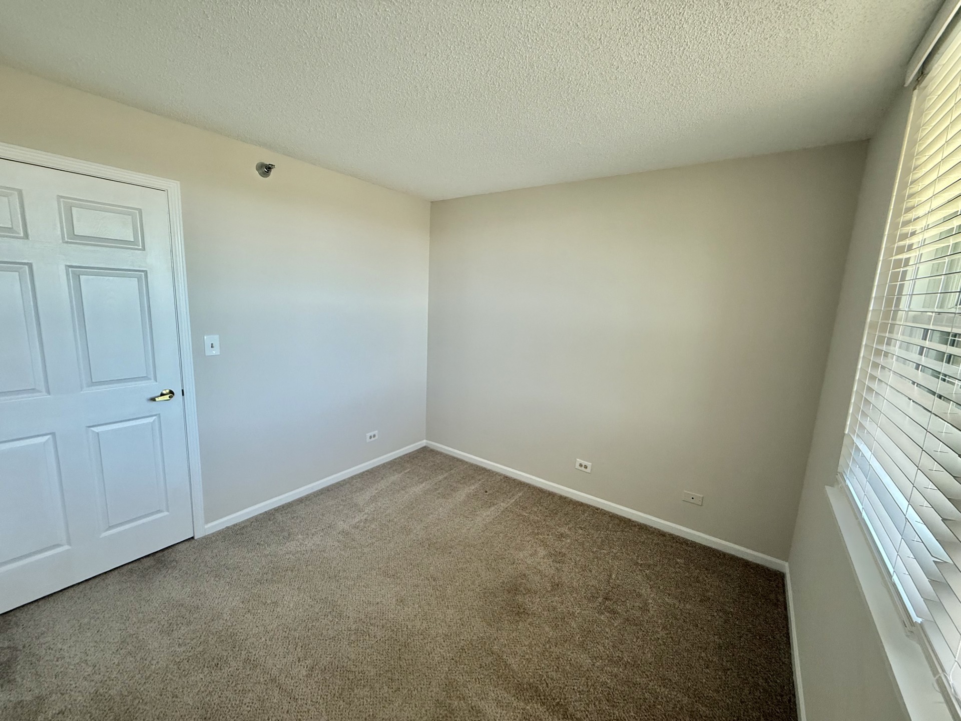 349A empty undecorated room